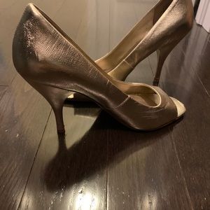 Ladies shoes gold colour with heels